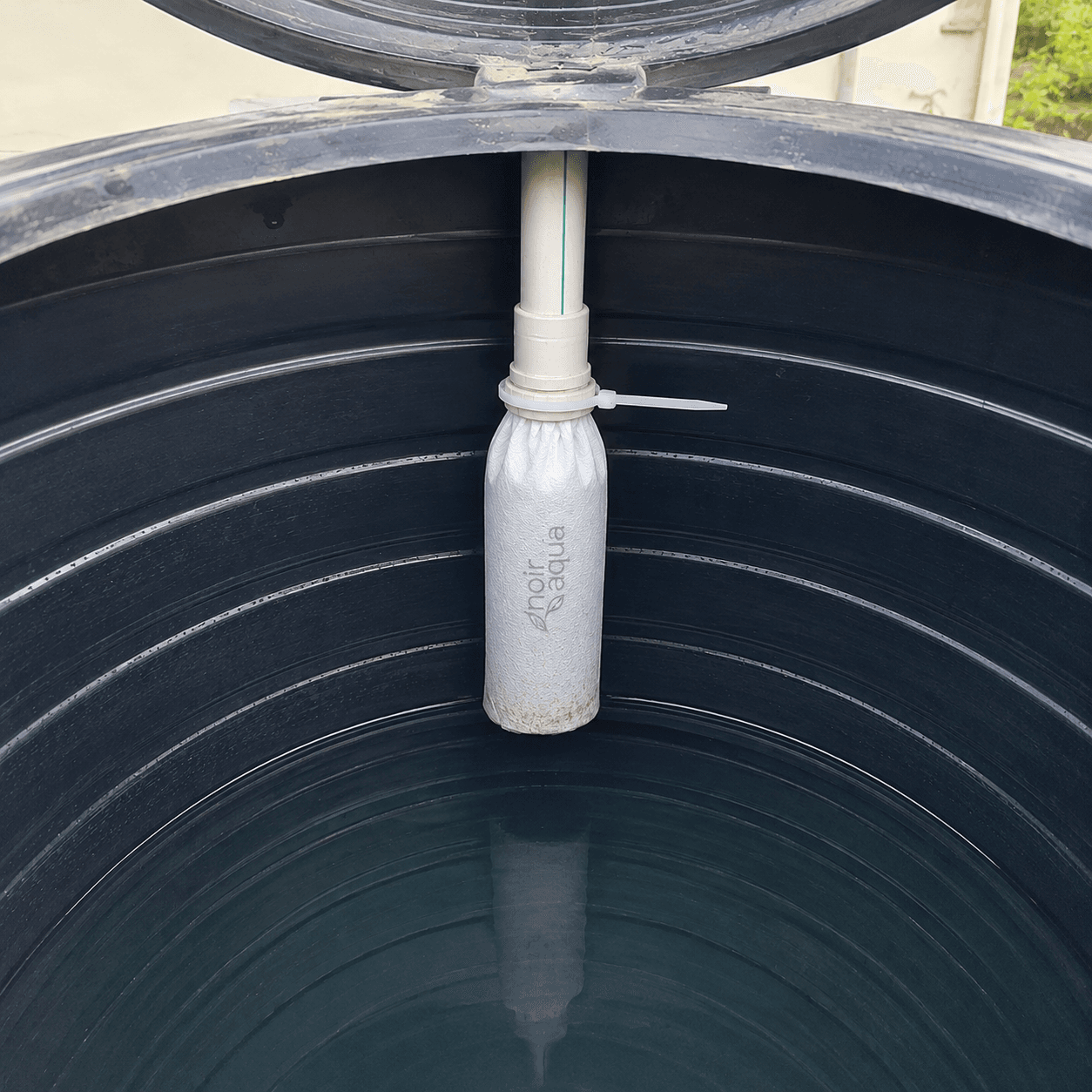 Filter bag inside a housing